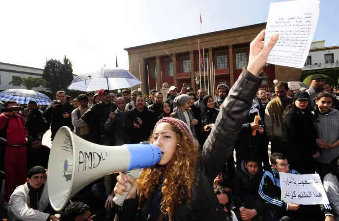 القانون التنظيمي رقم 14-44 بتحديد شروط وكيفيات ممارسة الحق في تقديم العرائض إلى السلطات العمومية.