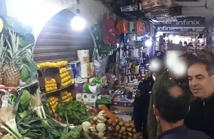 حملة تواصلية مع تجار المركب البلدي بالناظور قصد توحيد لون الواجهات الشمسية