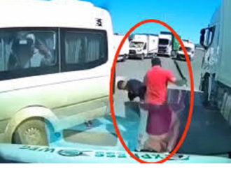 هل يعد حمل عصا خشبية داخل السيارة جريمة أو مخالفة في القانون المغربي؟