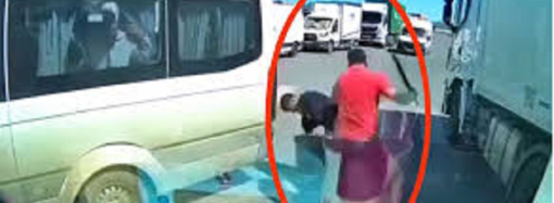 هل يعد حمل عصا خشبية داخل السيارة جريمة أو مخالفة في القانون المغربي؟