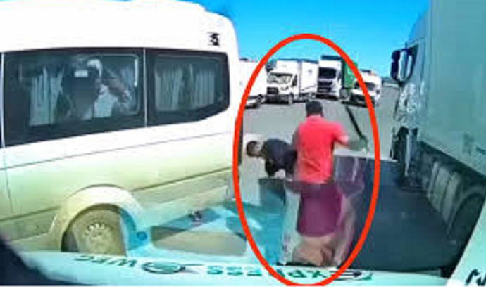 هل يعد حمل عصا خشبية داخل السيارة جريمة أو مخالفة في القانون المغربي؟